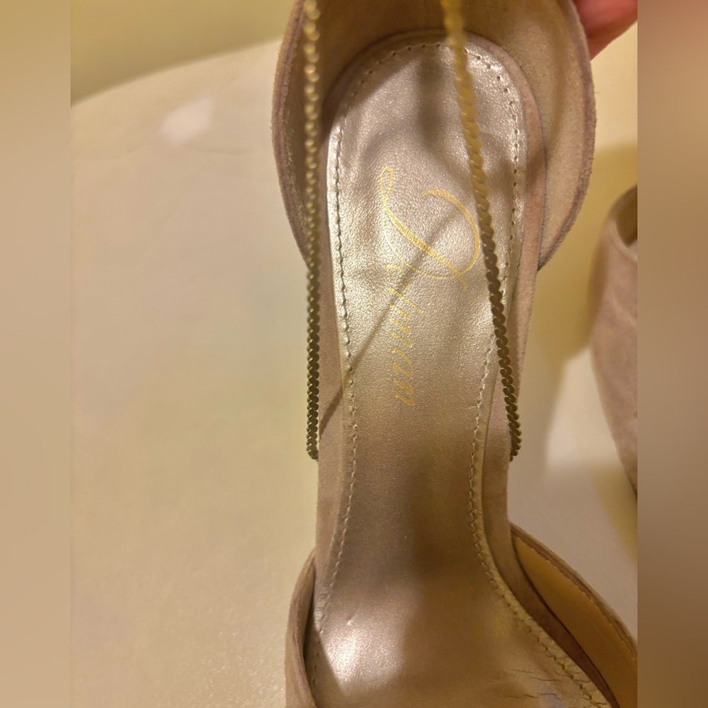 Vero Cuoio Tan Suede Heels with gold chain size 5.5 - Picture 8 of 10